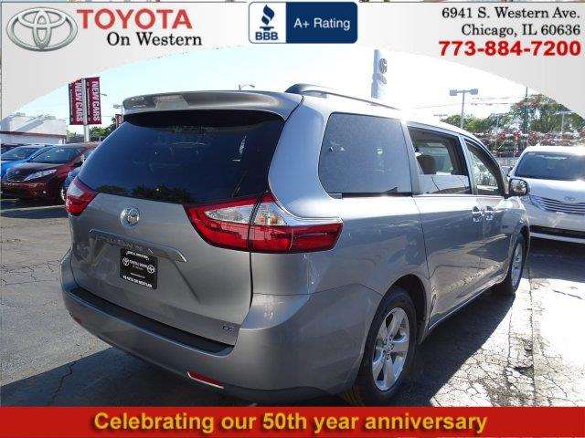 Toyota Sienna 2017 photo 2